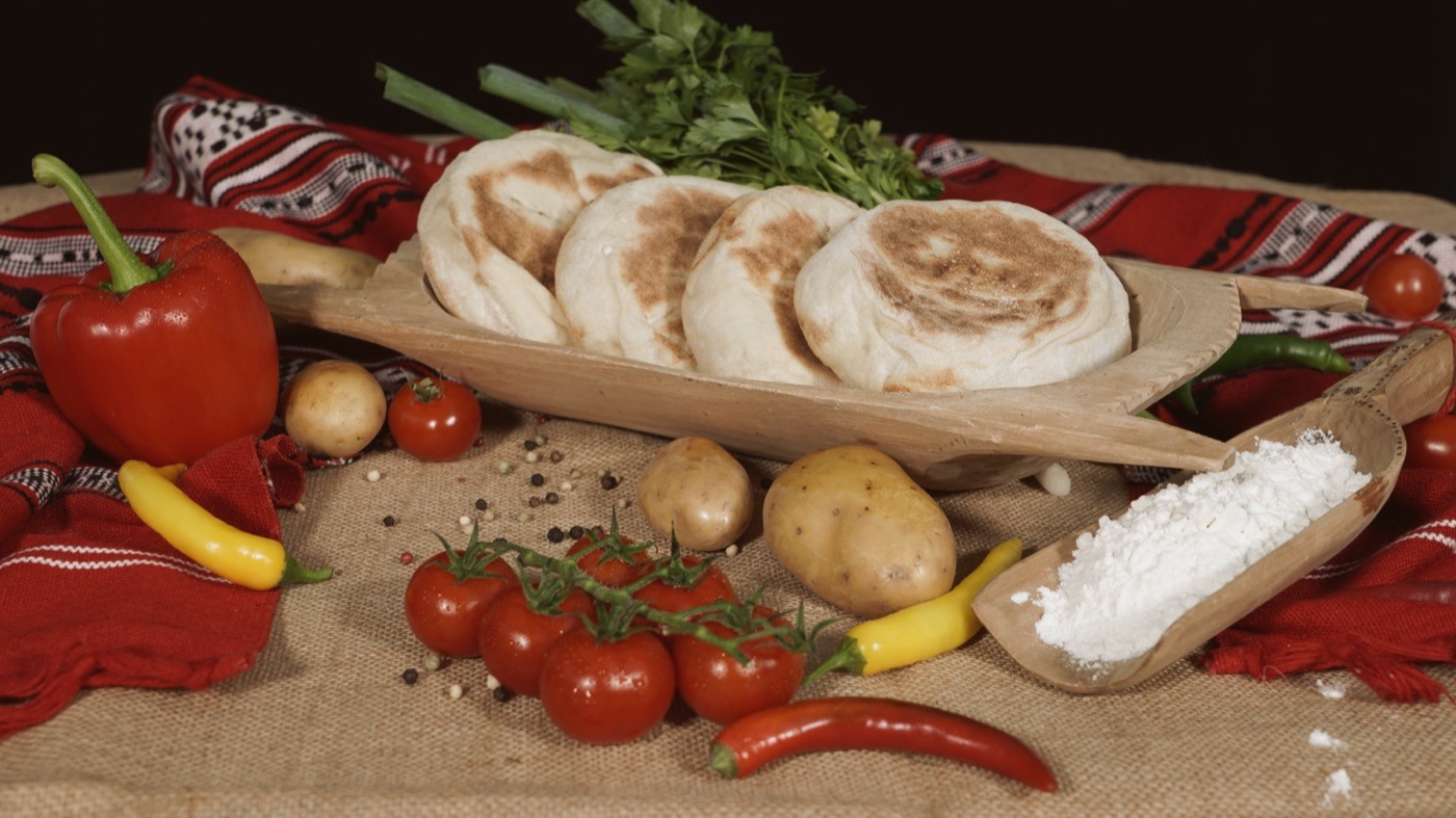 Ingrediente: făină, roșii, cartofi, ardei și turte proaspete