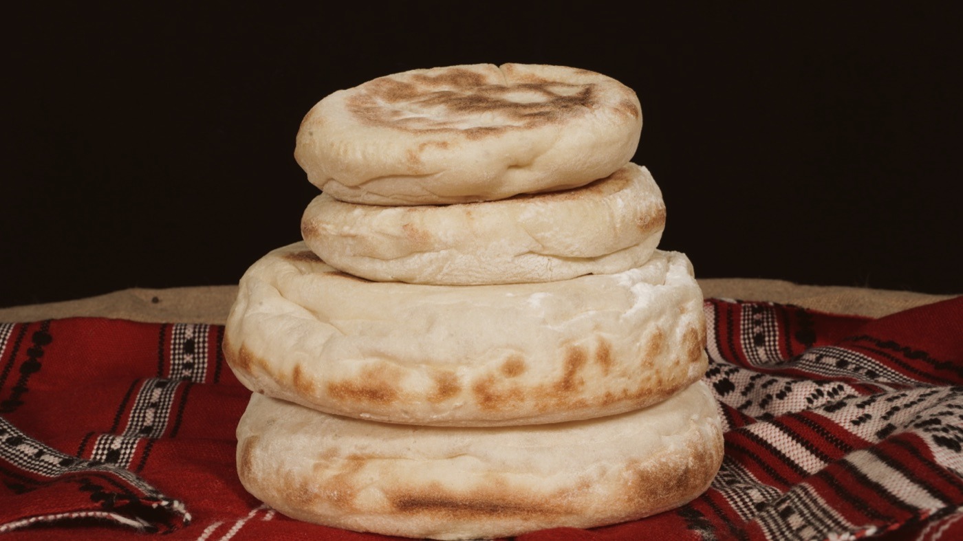 Turte stivuite, curate, pe ștergar tradițional