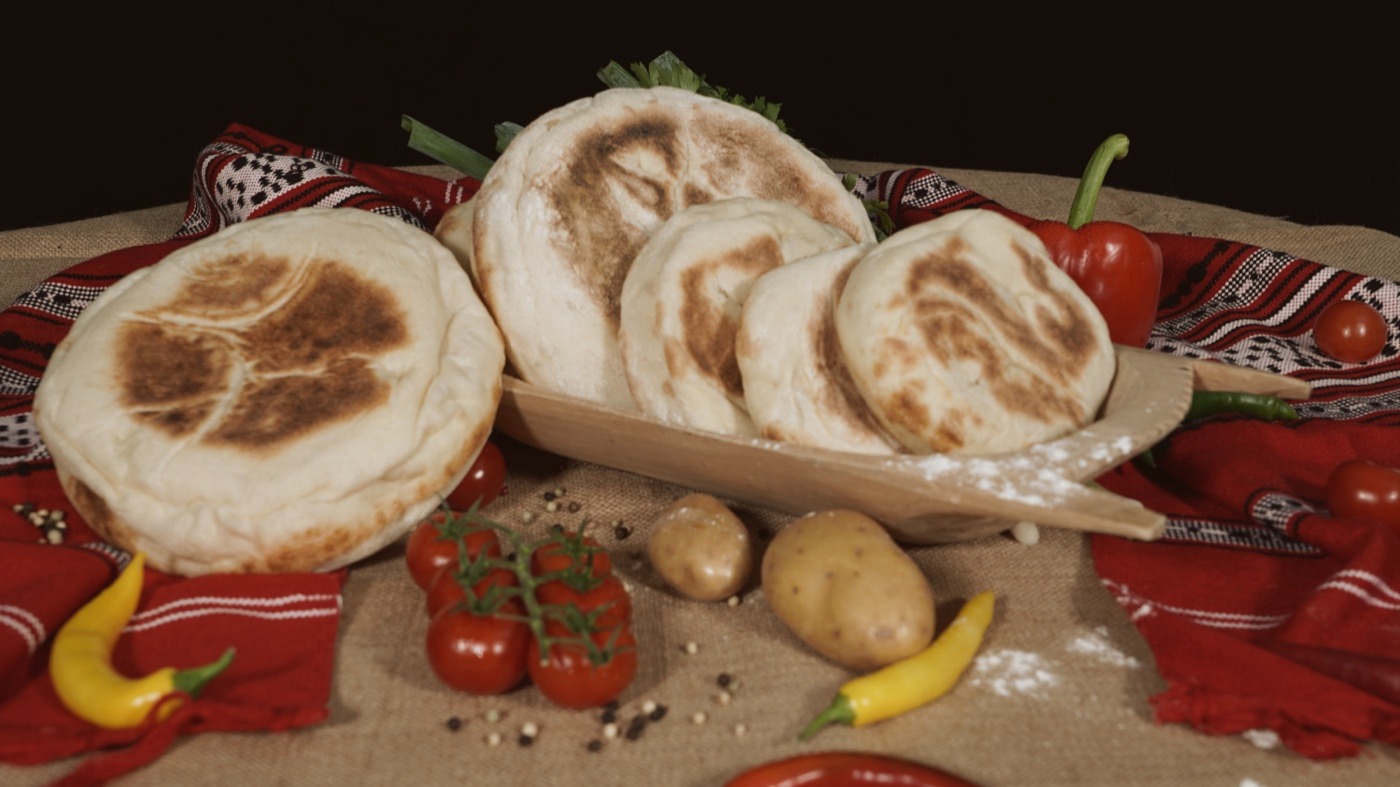 Turte proaspete pe ștergar tradițional, cu legume